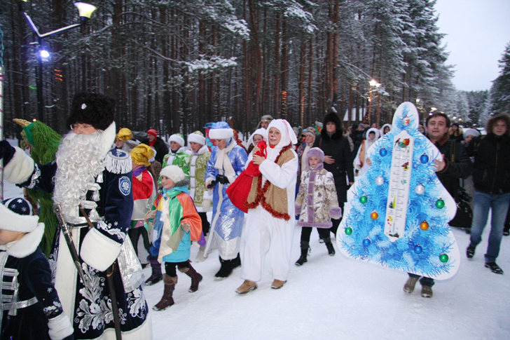 Шествие к главной сцене вотчины. Поездка к Деду Морозу в Великий Устюг (фото В.Кузьмин, 2011 год)