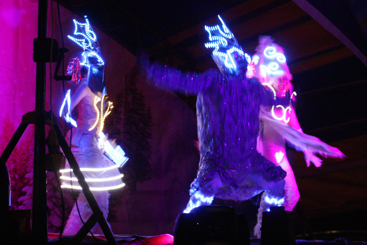 Светящиеся костюмы. Поездка к Деду Морозу в Великий Устюг (фото В.Кузьмин, 2011 год)