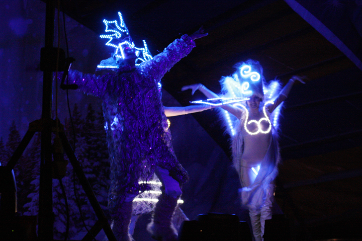 Светящиеся костюмы. Поездка к Деду Морозу в Великий Устюг (фото В.Кузьмин, 2011 год)