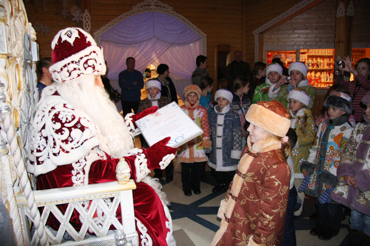 Вручение верительной грамоты 12-ти месяцам. Поездка к Деду Морозу в Великий Устюг (фото В.Кузьмин, 2011 год)
