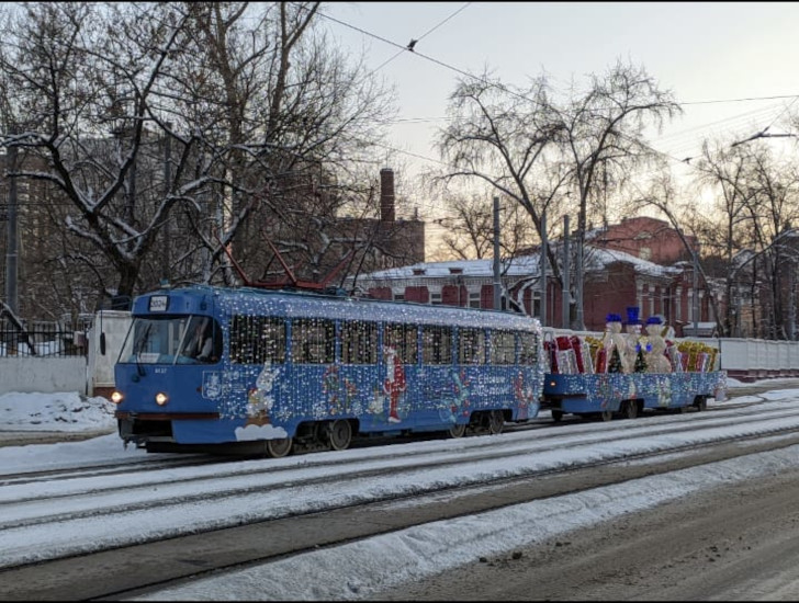Новогодний трамвай Tatra (фото Олег Д., январь, 2024)