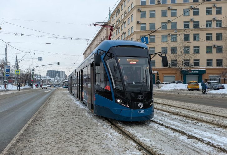 Новогодний трамвай (фото Олег Д., январь, 2024)