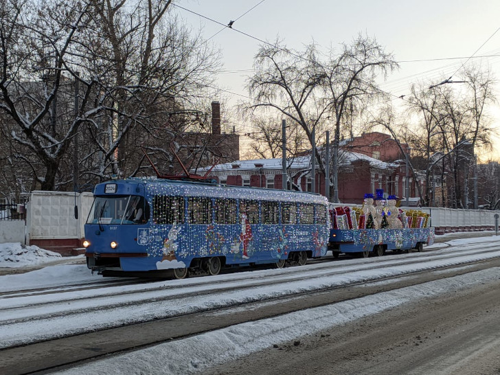 Новогодний трамвай Tatra (фото Олег Д., январь, 2024)