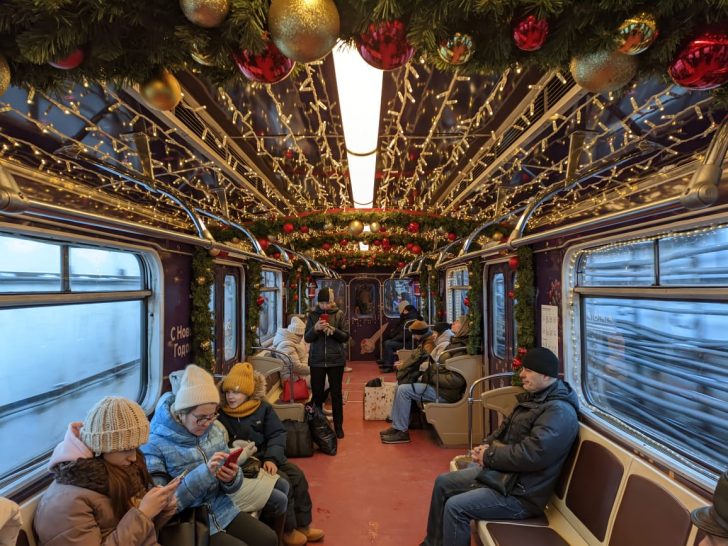 Старый новогодний поезд ЕЖ-3 (фото Олег Д., январь, 2024)
