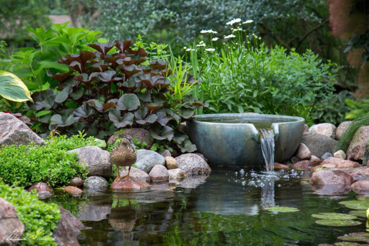 Изюминкой сада может стать небольшой водоем, который несложно соорудить своими руками. © aquascapes