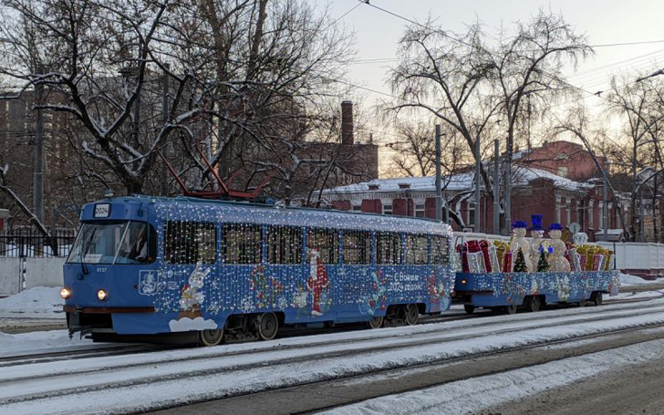 В Москве курсирует праздничный новогодний трамвай Tatra T3 (МТТЧ) (фото Олег Д., январь, 2024)