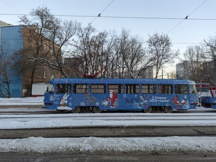 В Москве курсирует праздничный новогодний трамвай Tatra T3 (МТТЧ) (фото Олег Д., январь, 2024)