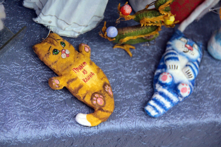 Персональные выставки – это Анны Вишняковой «Мой кукольный мир» и Ирины Березиной «Игрушки нашего детства» в читальном зале Высоковской городской библиотеки (фото В.Кузьмин, март, 2024)