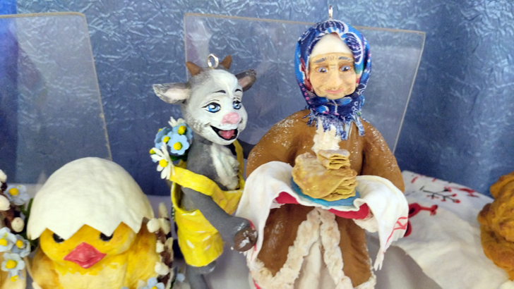 Персональные выставки – это Анны Вишняковой «Мой кукольный мир» и Ирины Березиной «Игрушки нашего детства» в читальном зале Высоковской городской библиотеки (фото В.Кузьмин, март, 2024)