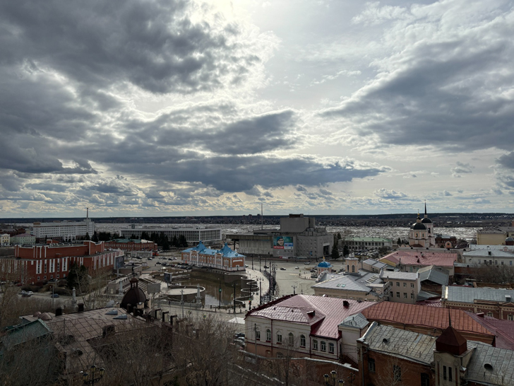 Музей истории Томска на Воскресенкой горе и смотровая площадка (фото Олег Д., апрель, 2024)