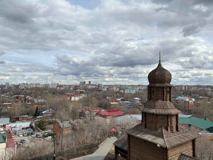 Музей истории Томска на Воскресенкой горе и смотровая площадка (фото Олег Д., апрель, 2024)