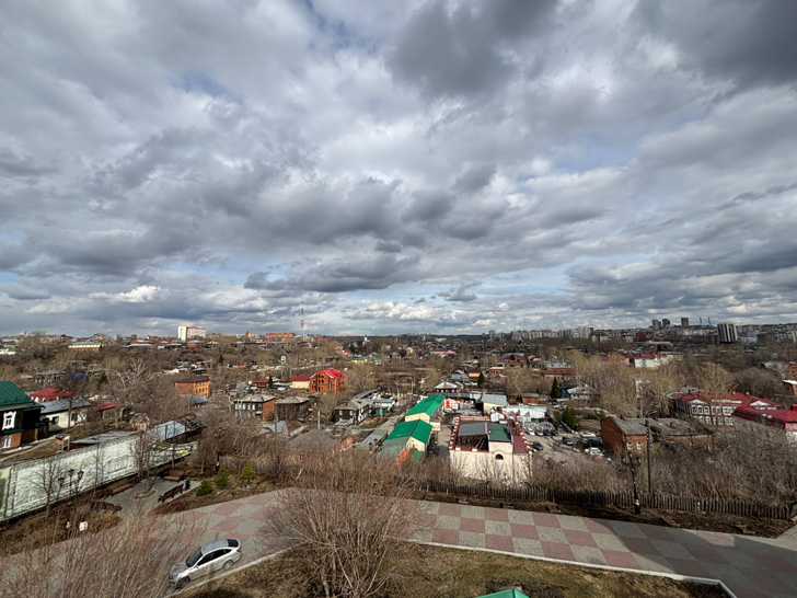 Музей истории Томска на Воскресенкой горе и смотровая площадка (фото Олег Д., апрель, 2024)