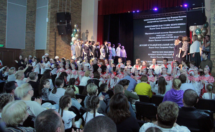 Отчетный концерт в честь столетнего юбилея Дома Детского творчества в МЦ «Стекольный» (фото В.Кузьмин, апрель, 2024)