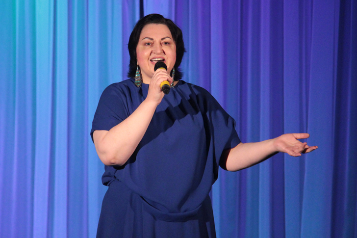 Отчетный концерт хора «Русская душа» на сцене клуба «Майдановский» (фото В.Кузьмин, апрель, 2024)