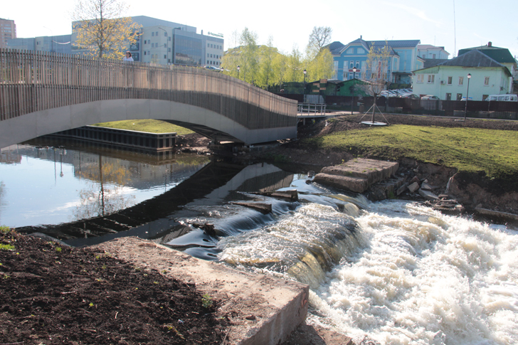 Город Клин, улица Чайковского, пешеходный мост через реку Сестра (фото В.Кузьмин, май, 2024)