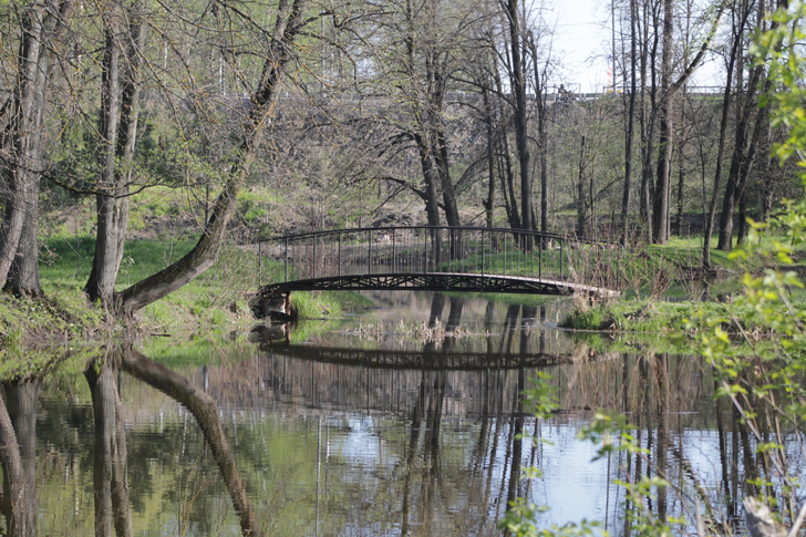 Город Клин, улица Чайковского, пешеходный мост через реку Сестра (фото В.Кузьмин, май, 2024)