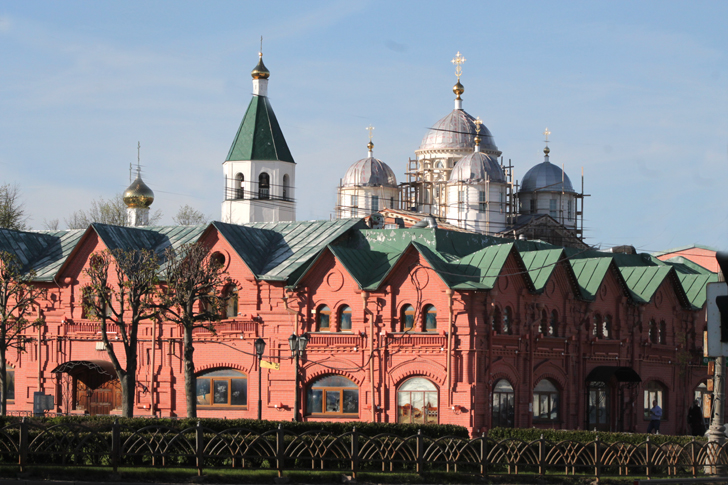 Город Клин, Советская площадь, «Торговые ряды» (фото В.Кузьмин, май, 2024)