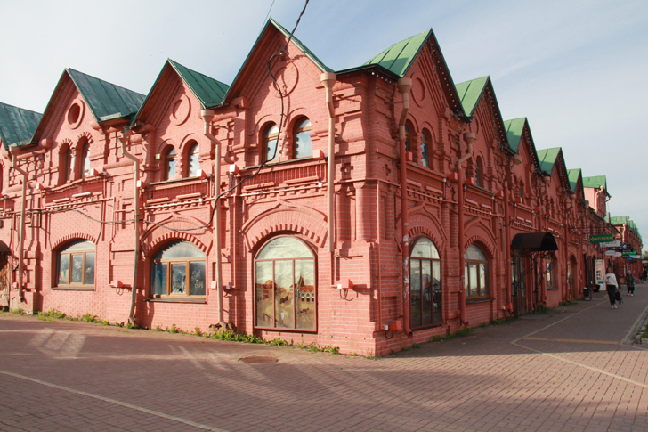Город Клин, Советская площадь, «Торговые ряды» (фото В.Кузьмин, май, 2024)