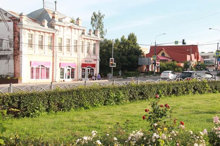 Город Клин, пересечение улицы Ленина и Советской площади (фото В.Кузьмин, май, 2024)