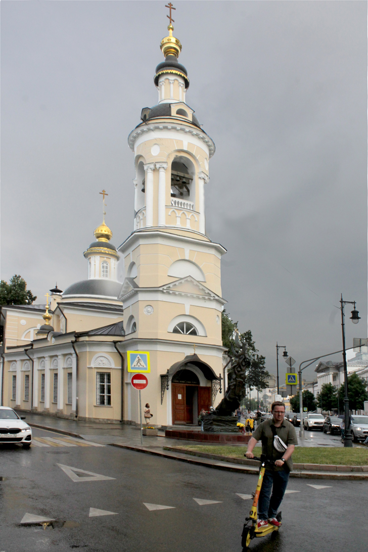 Москва город контрастов (фото В.Кузьмин, июнь, 2024)