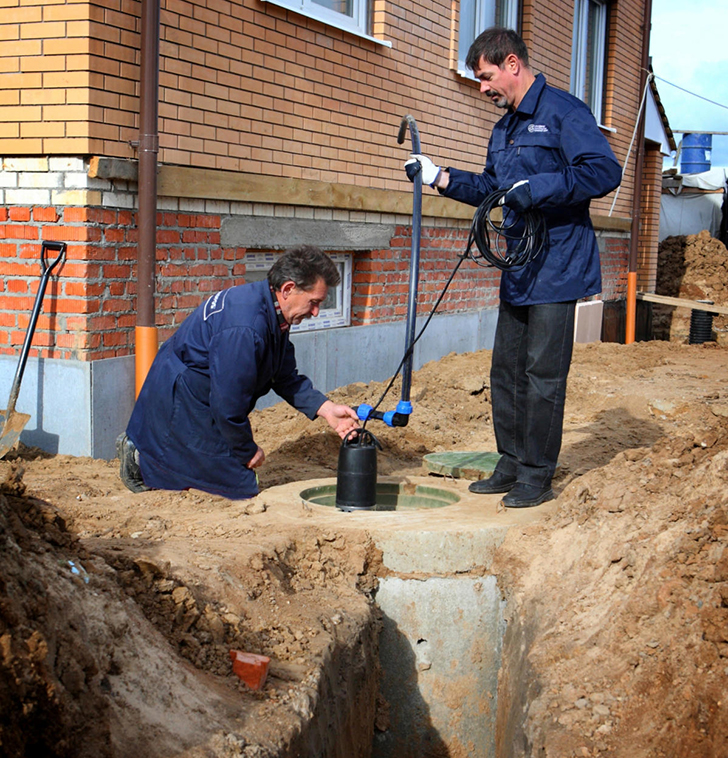 Установка насоса в колодце дренажной системы. Фото: Grundfos