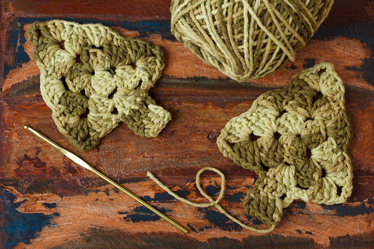 Кружевные елочки можно использовать как подставки под кружки или как праздничный декор