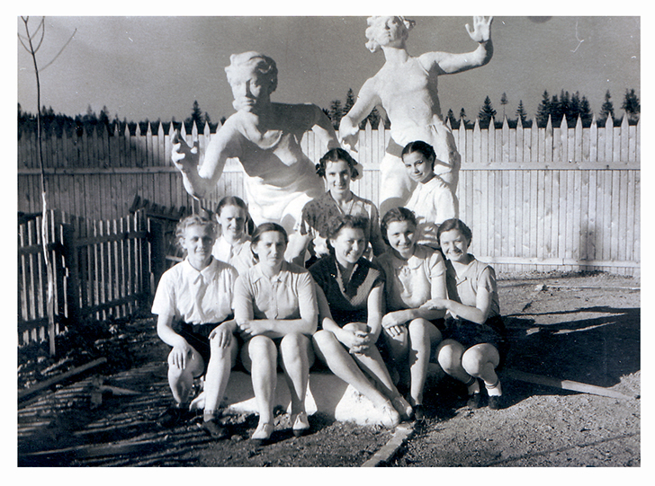 Слева направо: Саша Потлова, Галя Трапезникова, Нина Легонькова, Нина Дроздова, Галя Хренкова, Люся Пашисто, Валя Лапшина.А моя мама- Мария Швец - слева между двумя девушками, а Нина Дроздова, вторая справа до сих пор жива. Про остальных ничего не знаю.