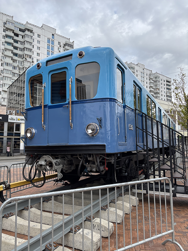 Метровагон типа «Г» в сквере у станции метро «Сокольники» в Москве (фото Олег Д., Москва, май, 2025)