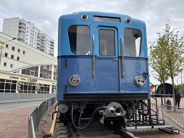Метровагон типа «Г» в сквере у станции метро «Сокольники» в Москве (фото Олег Д., Москва, май, 2025)