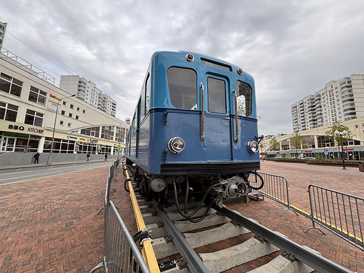 Метровагон типа «Г» в сквере у станции метро «Сокольники» в Москве (фото Олег Д., Москва, май, 2025)