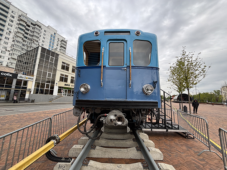Метровагон типа «Г» в сквере у станции метро «Сокольники» в Москве (фото Олег Д., Москва, май, 2025)