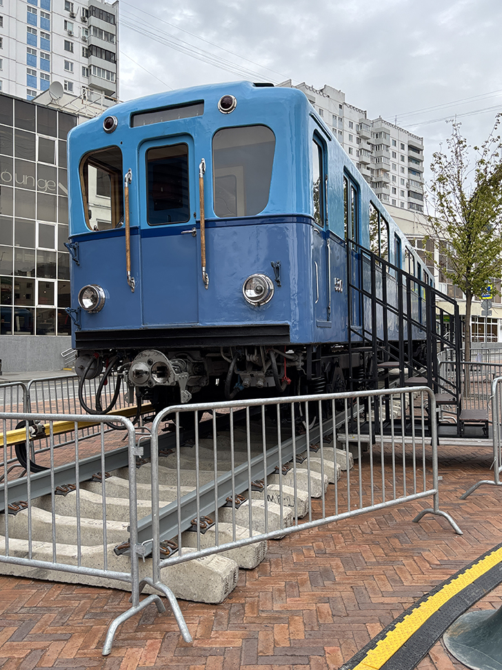 Метровагон типа «Г» в сквере у станции метро «Сокольники» в Москве (фото Олег Д., Москва, май, 2025)