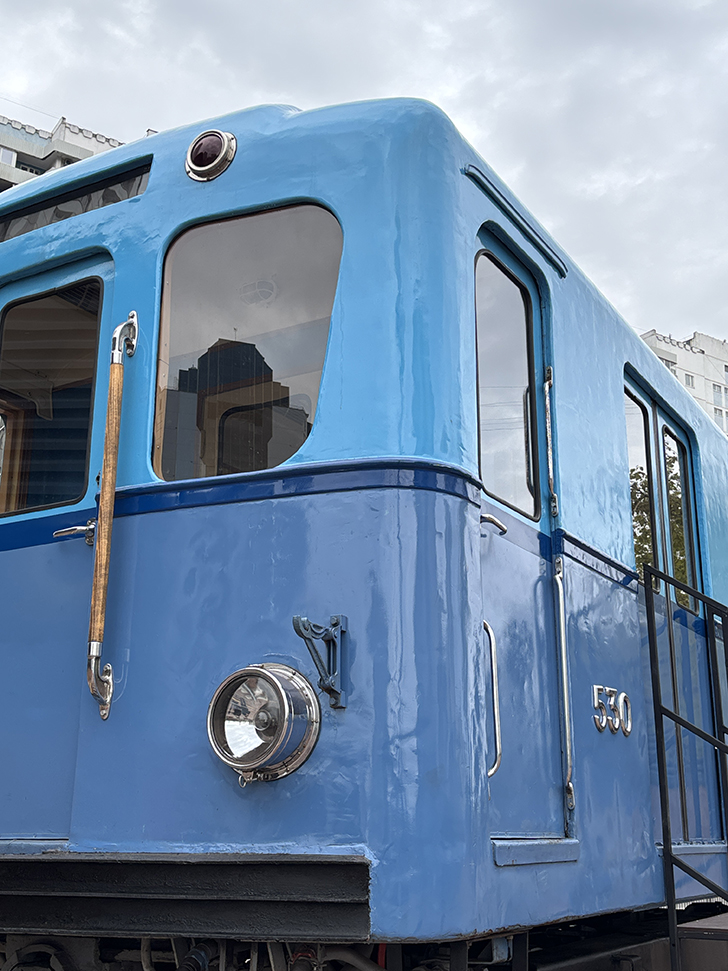 Метровагон типа «Г» в сквере у станции метро «Сокольники» в Москве (фото Олег Д., Москва, май, 2025)