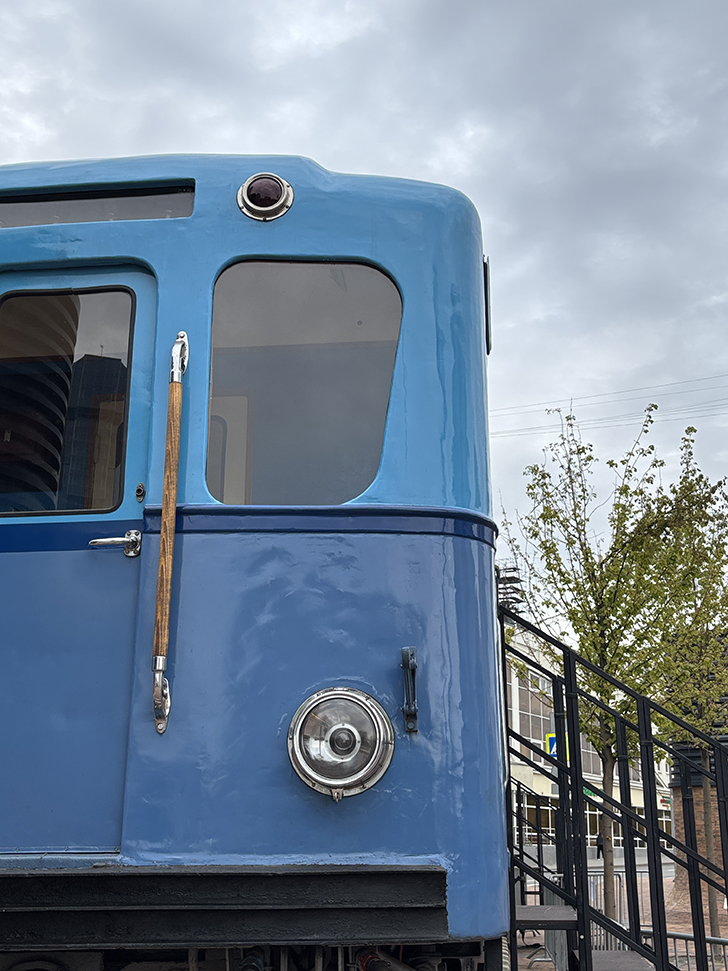 Метровагон типа «Г» в сквере у станции метро «Сокольники» в Москве (фото Олег Д., Москва, май, 2025)