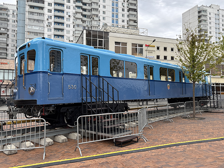 Метровагон типа «Г» в сквере у станции метро «Сокольники» в Москве (фото Олег Д., Москва, май, 2025)
