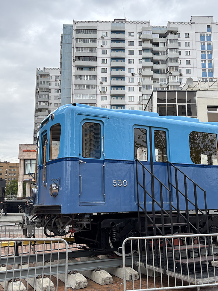 Метровагон типа «Г» в сквере у станции метро «Сокольники» в Москве (фото Олег Д., Москва, май, 2025)