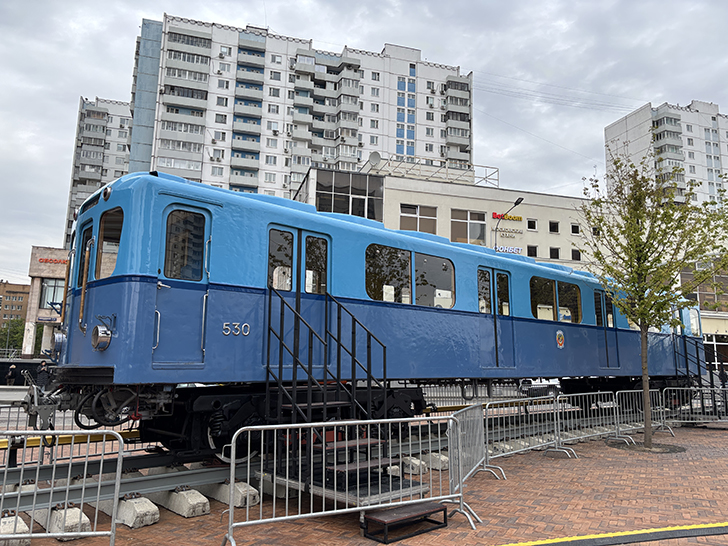 Метровагон типа «Г» в сквере у станции метро «Сокольники» в Москве (фото Олег Д., Москва, май, 2025)