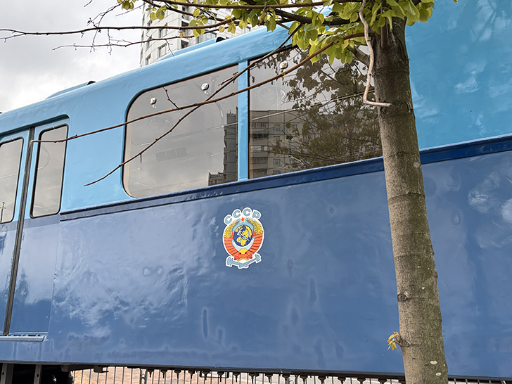 Метровагон типа «Г» в сквере у станции метро «Сокольники» в Москве (фото Олег Д., Москва, май, 2025)