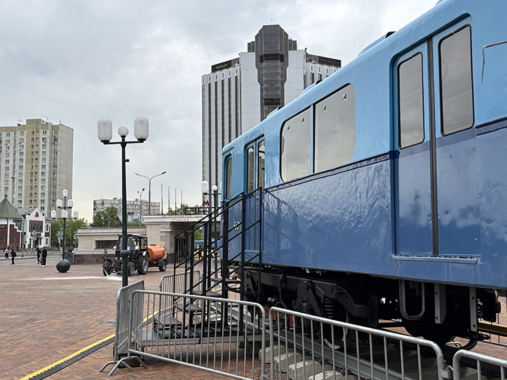 Метровагон типа «Г» в сквере у станции метро «Сокольники» в Москве (фото Олег Д., Москва, май, 2025)