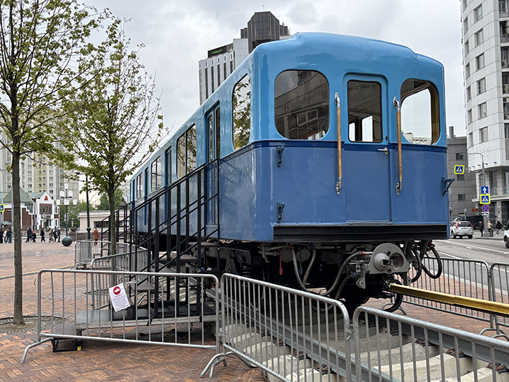 Метровагон типа «Г» в сквере у станции метро «Сокольники» в Москве (фото Олег Д., Москва, май, 2025)