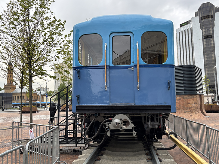 Метровагон типа «Г» в сквере у станции метро «Сокольники» в Москве (фото Олег Д., Москва, май, 2025)