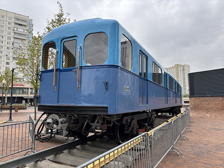 Метровагон типа «Г» в сквере у станции метро «Сокольники» в Москве (фото Олег Д., Москва, май, 2025)