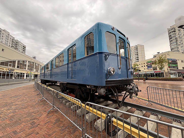 Метровагон типа «Г» в сквере у станции метро «Сокольники» в Москве (фото Олег Д., Москва, май, 2025)