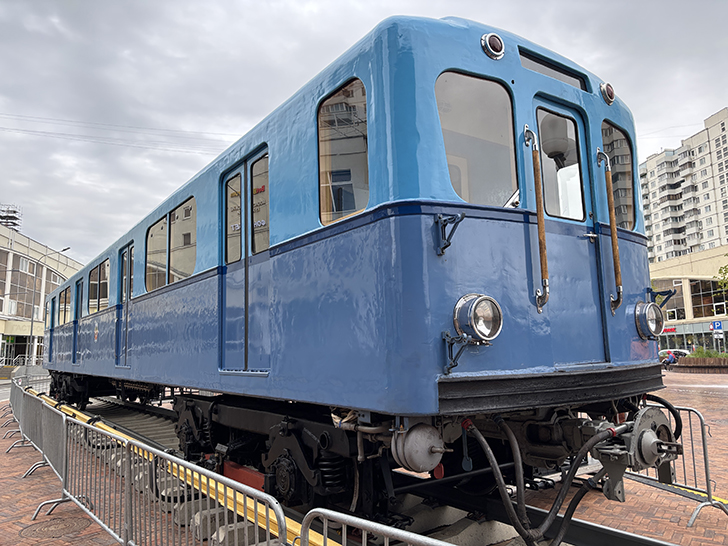 Метровагон типа «Г» в сквере у станции метро «Сокольники» в Москве (фото Олег Д., Москва, май, 2025)