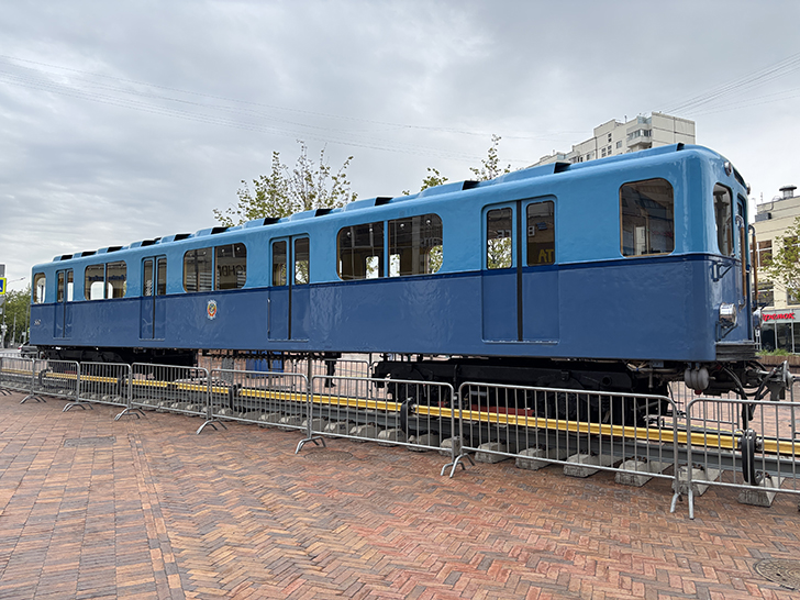 Метровагон типа «Г» в сквере у станции метро «Сокольники» в Москве (фото Олег Д., Москва, май, 2025)