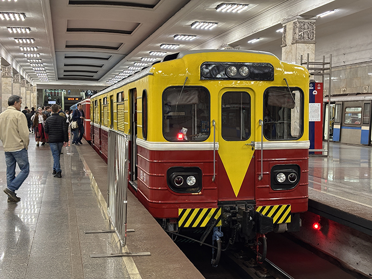 Выставка ретро-вагонов метро на станции Партизанская (фото Олег Д., Москва, май, 2025)