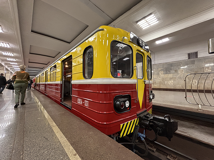 Выставка ретро-вагонов метро на станции Партизанская (фото Олег Д., Москва, май, 2025)