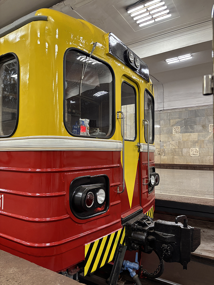 Выставка ретро-вагонов метро на станции Партизанская (фото Олег Д., Москва, май, 2025)