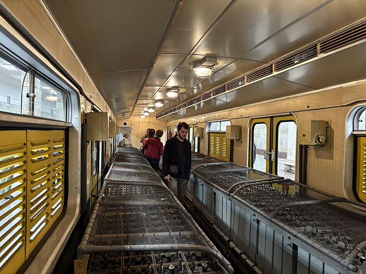 Выставка ретро-вагонов метро на станции Партизанская (фото Олег Д., Москва, май, 2025)