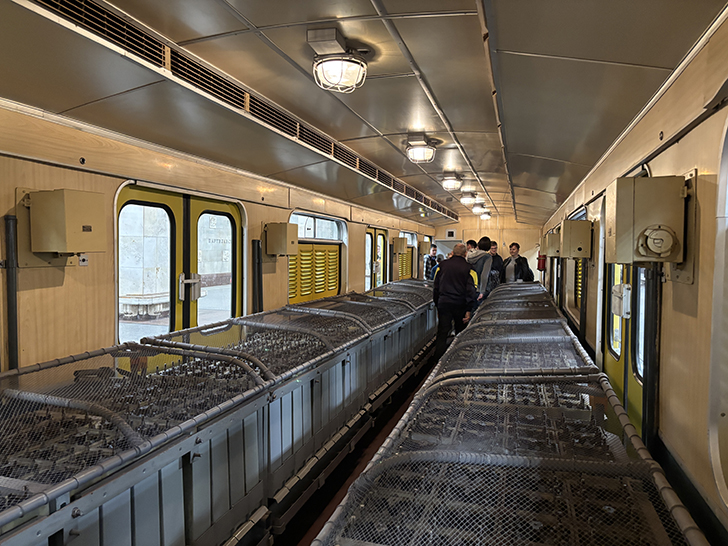 Выставка ретро-вагонов метро на станции Партизанская (фото Олег Д., Москва, май, 2025)